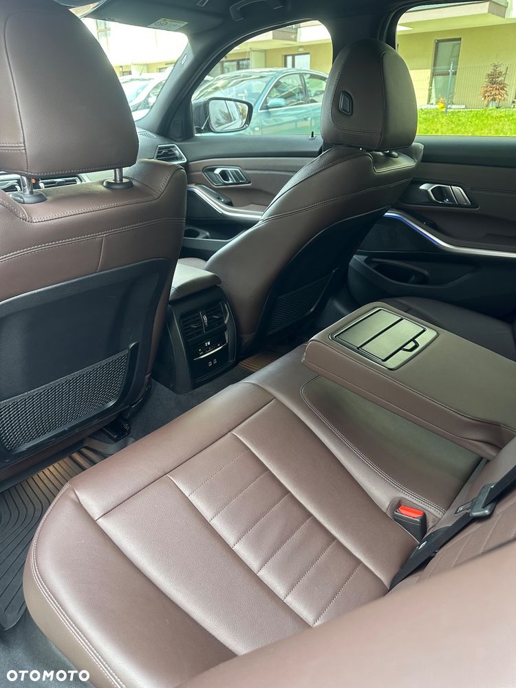 BMW Seria 3 320d xDrive mHEV - 18