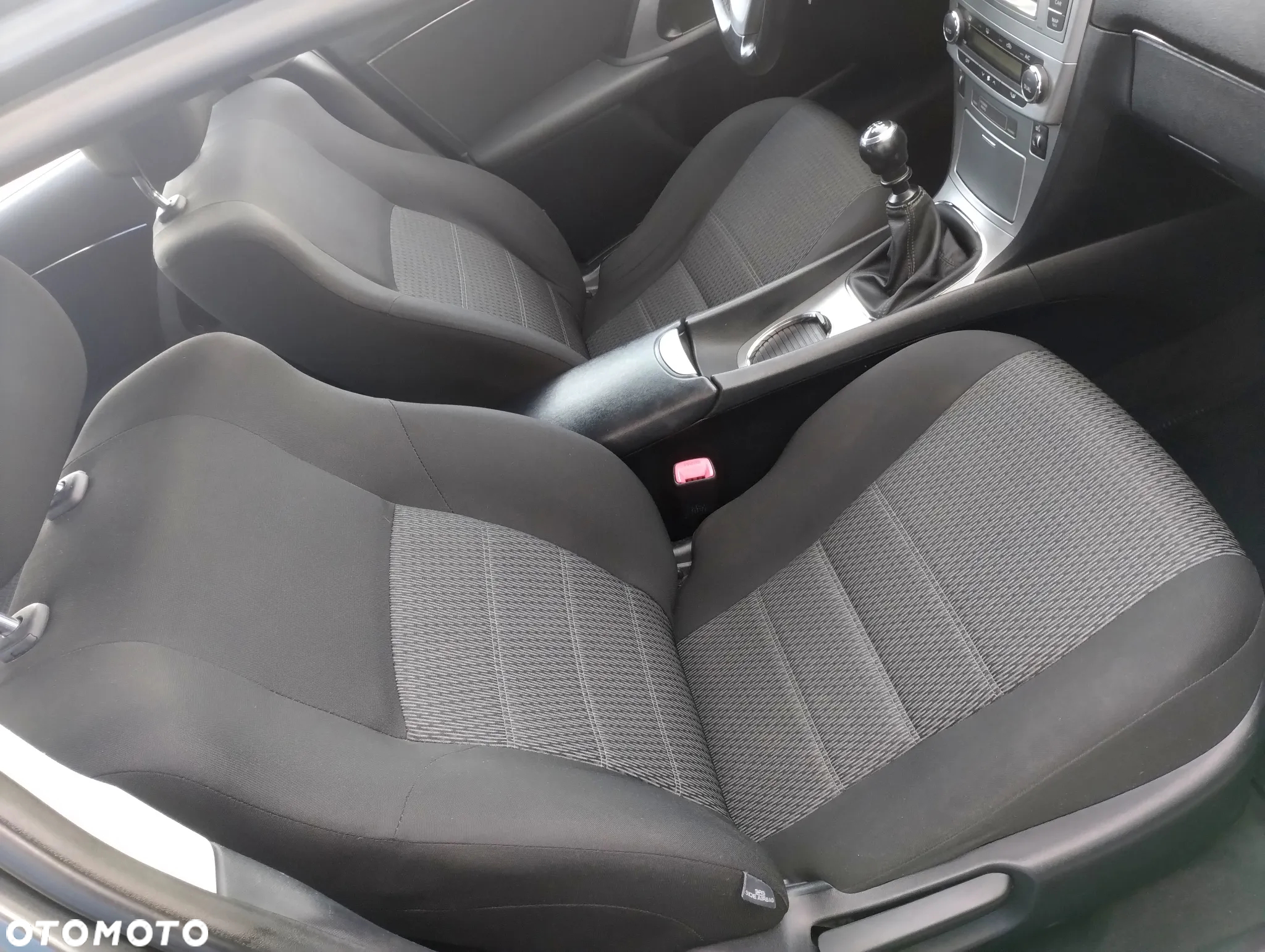 Toyota Avensis 1.8 Premium - 24