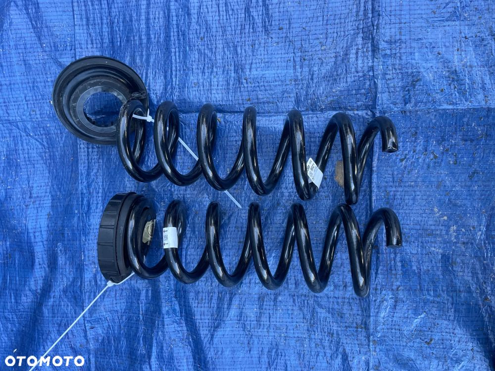 MERCEDES W206 MERCEDES-BENZ sprężyna tył