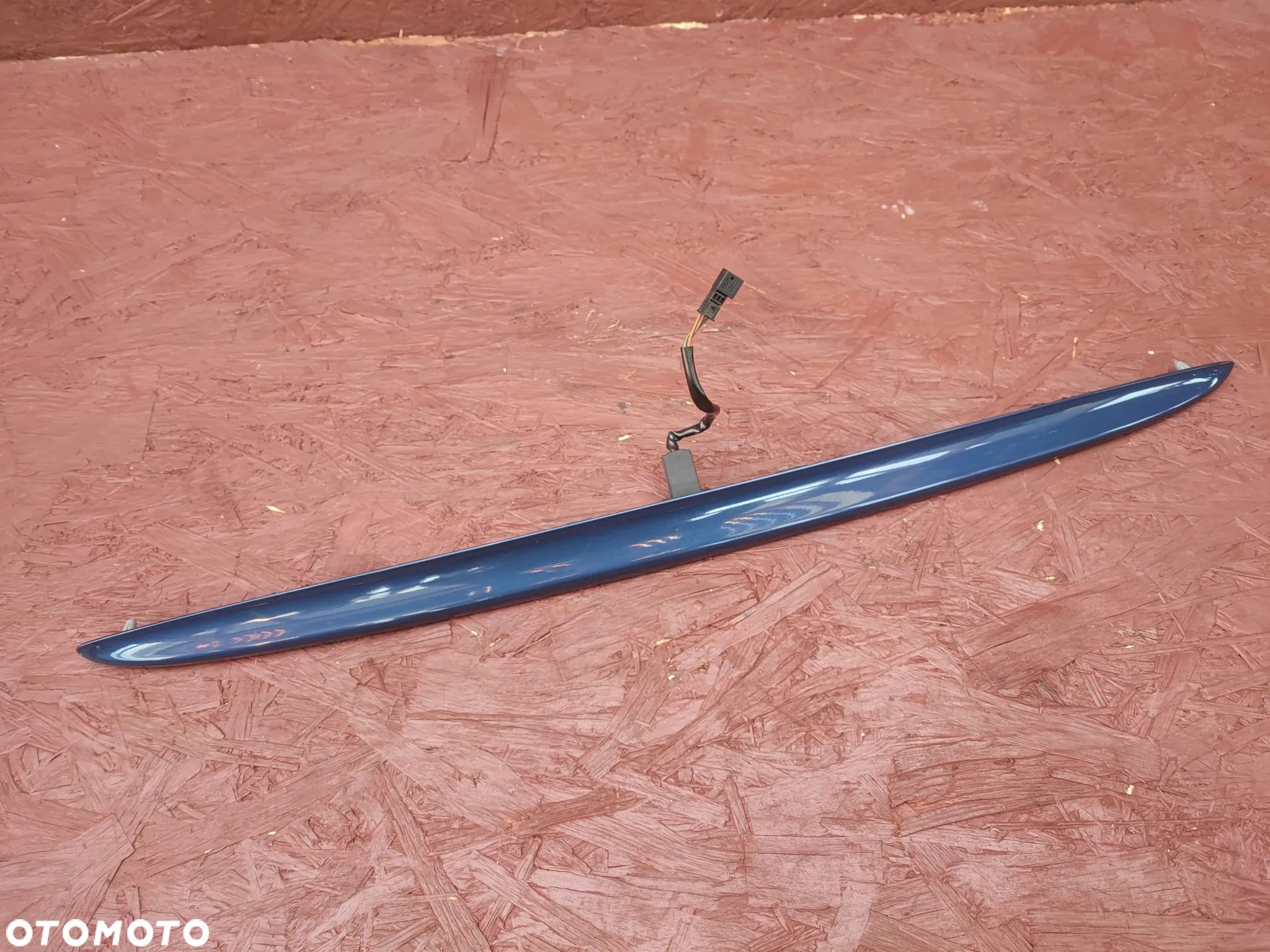 BMW E46 COUPE LIFT ORYGINALNA BLENDA PODŚWIETLENIA TABLICY REJSTRACYJNEJ / LISTWA / MIKROSTYK KOLORZE A07 MYSTICBLAU METALIC W BARDZO DOBRYM STANIE O NR.  51 13 0 403 478 OEM - 1
