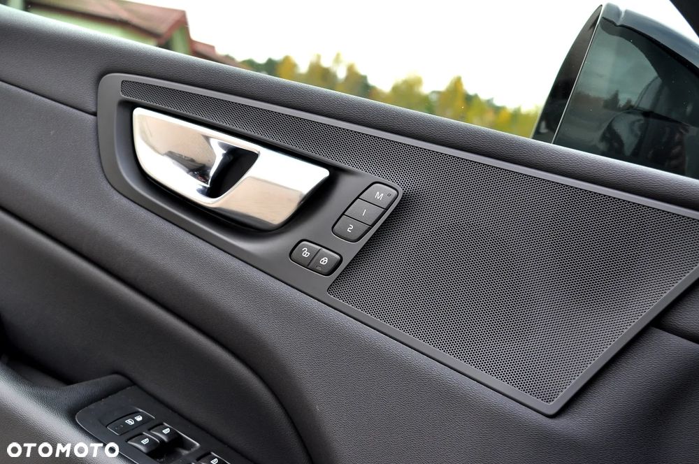 Volvo XC 60 B4 B Plus Dark - 30