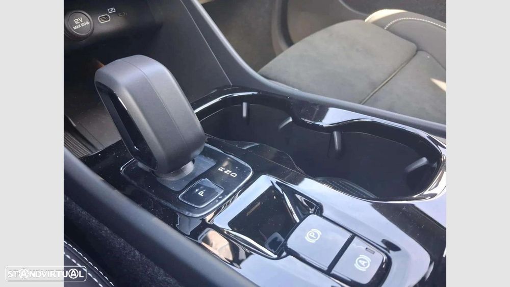 Volvo XC 40 2.0 B3 Plus Dark - 26
