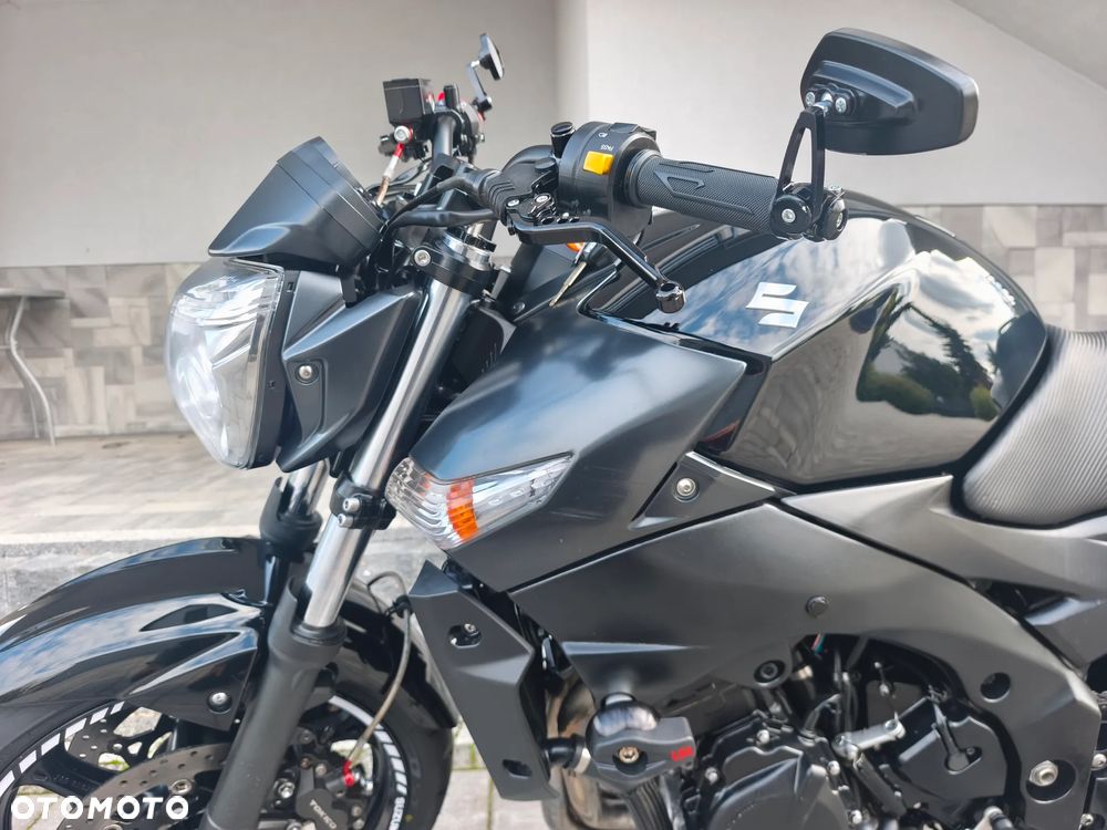 Suzuki GSR - 4