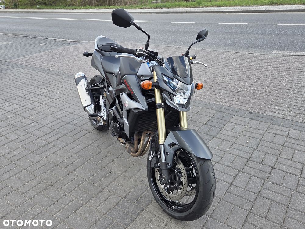 Suzuki GSR - 10