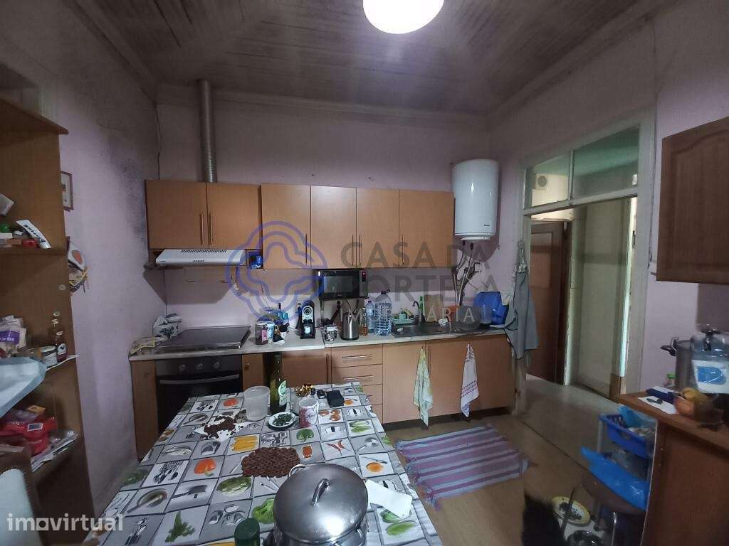 Moradia para recuperar com 3 quartos e grande arrecadação a 12Km da ci - Grande imagem: 3/38
