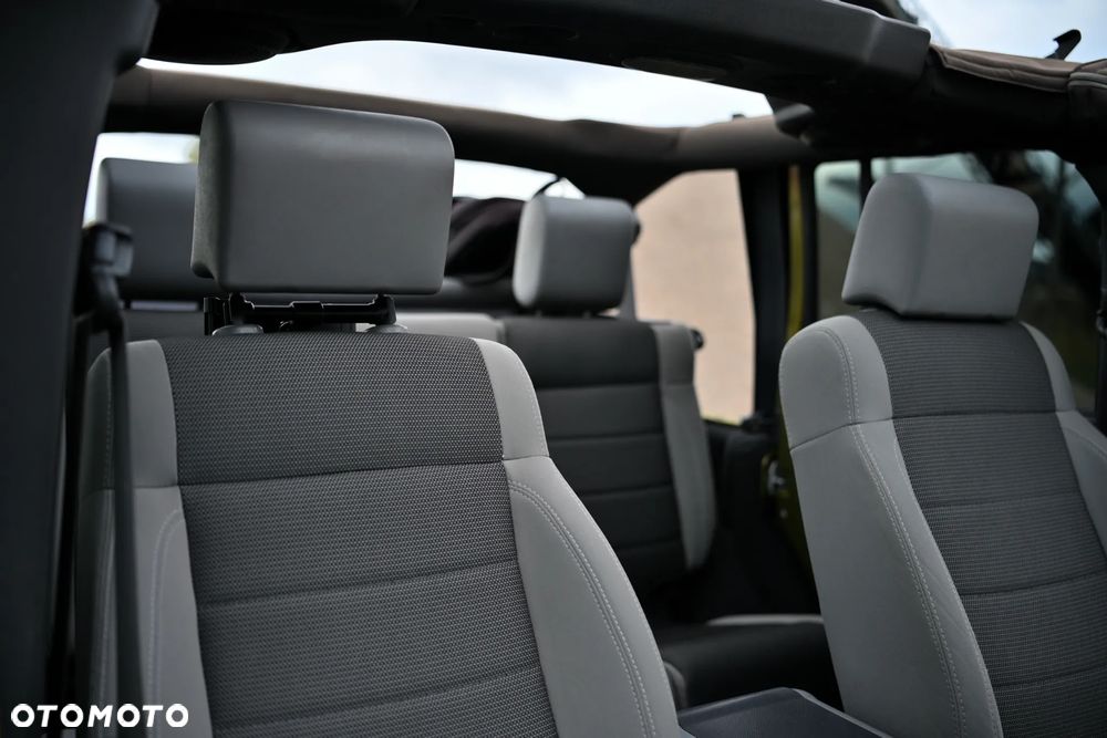 Jeep Wrangler Unlimited 3.8 Sahara - 28