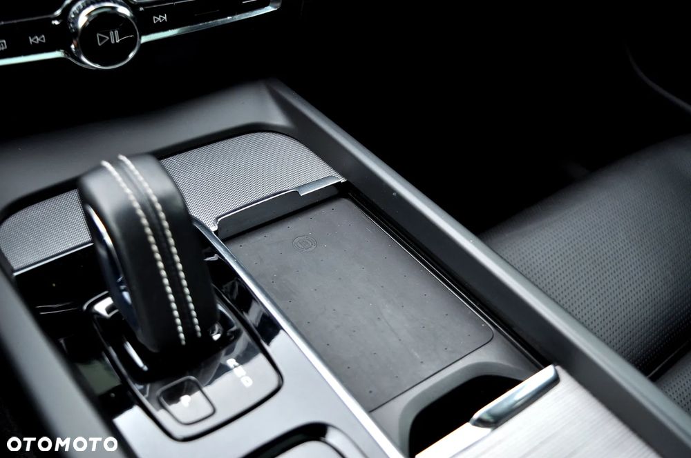 Volvo XC 60 T6 AWD Plug-In Hybrid R-Design - 35