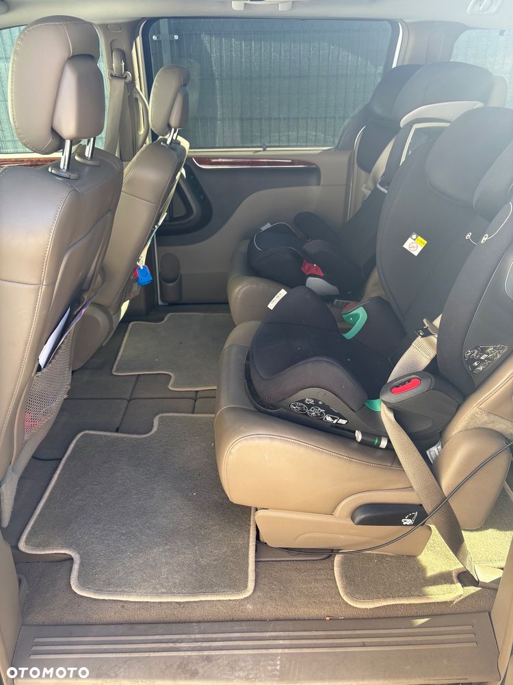 Chrysler Town & Country 3.6 Limited - 10