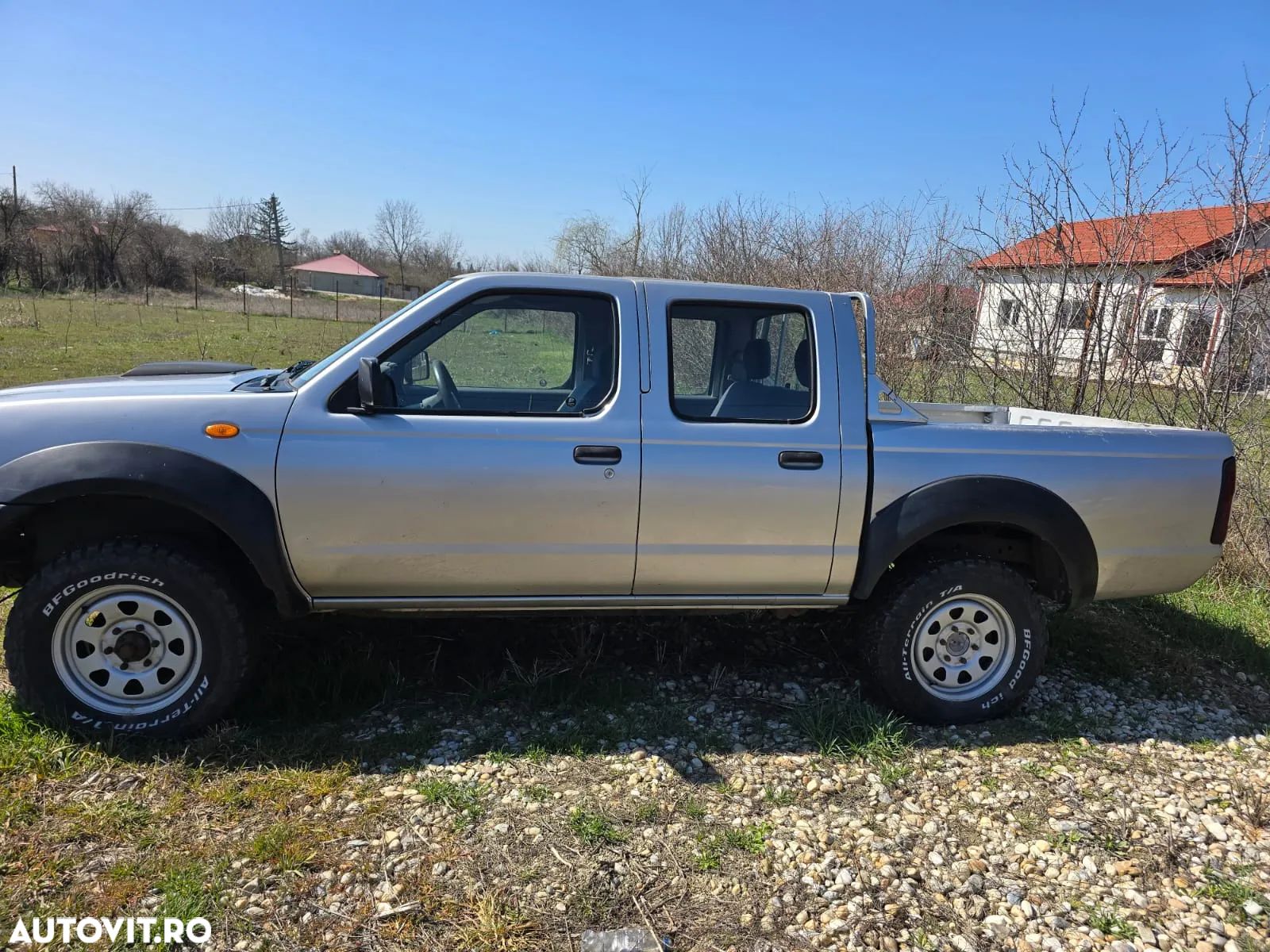 Nissan Pickup - 1