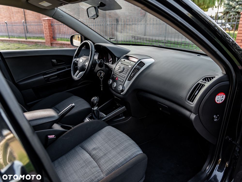 Kia Ceed - 25