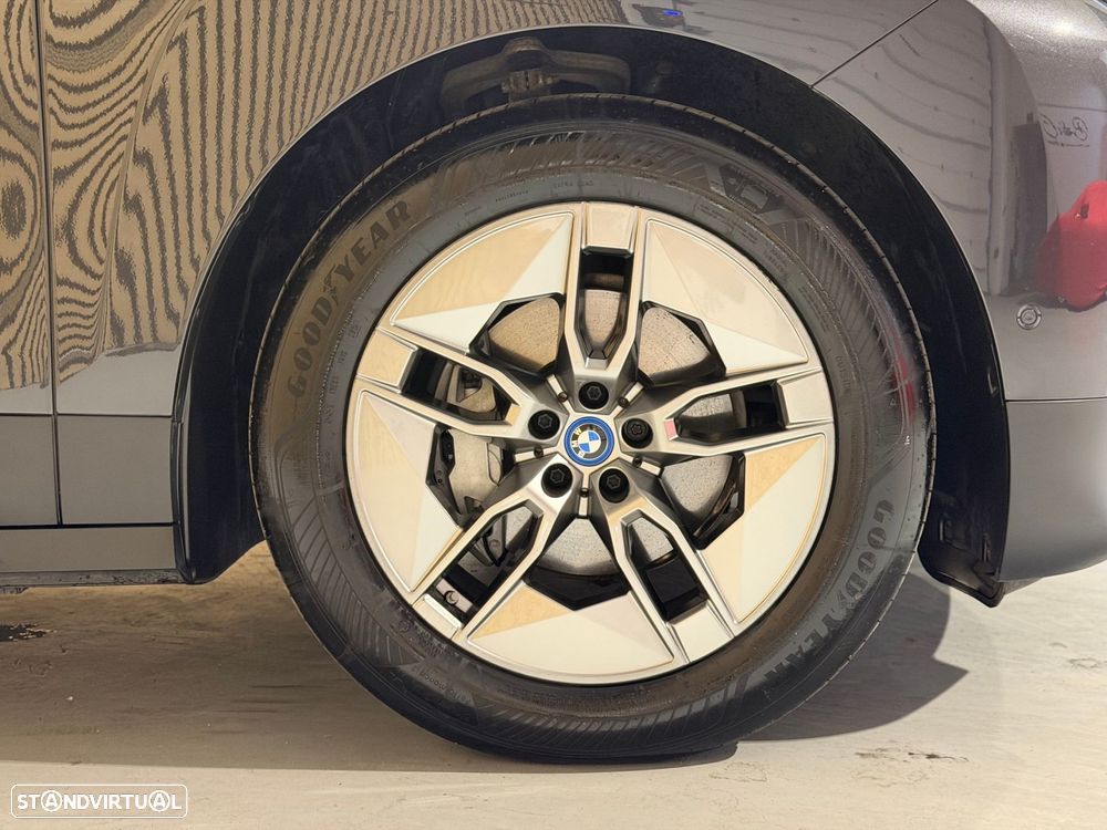 BMW iX xDrive40 - 42