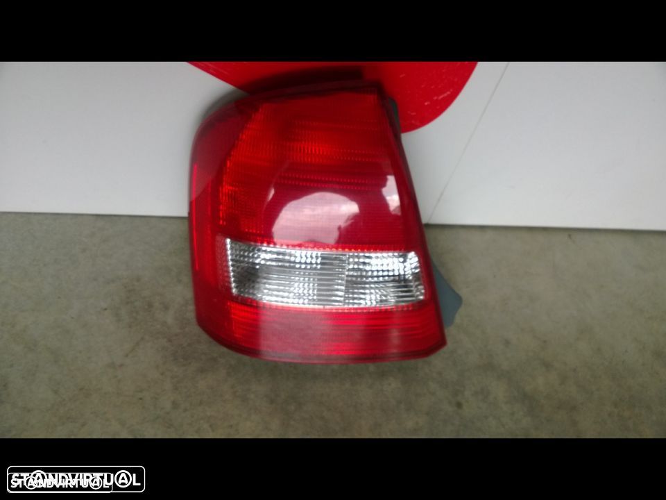 Farolim Mazda 323 F 2001 (4 portas) - 1
