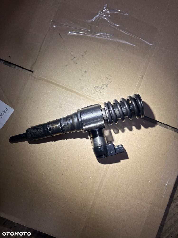 Pompowtryskiwacz VW 2.0TDI 03G130073D - 2