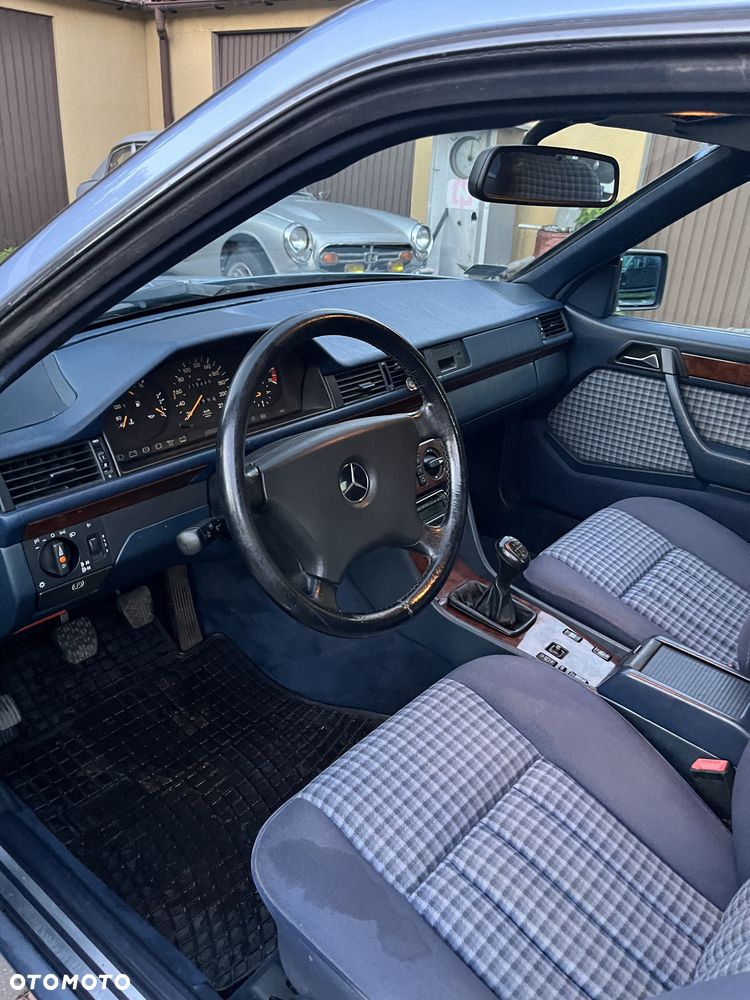 Mercedes-Benz W124 1992 photo 5