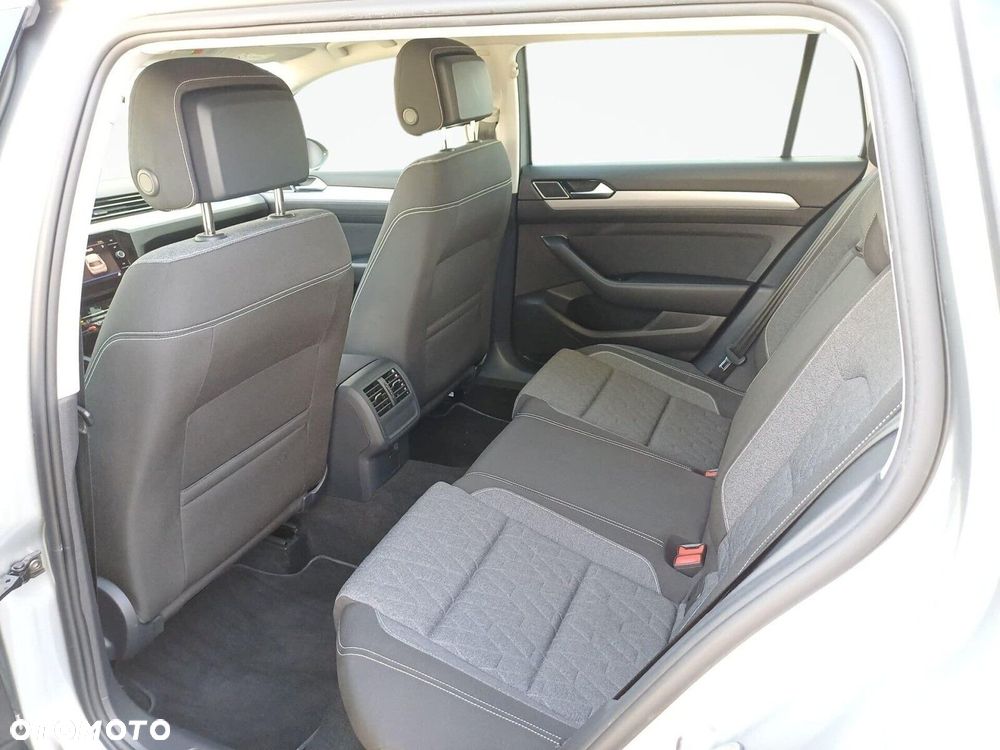 Volkswagen Passat - 11