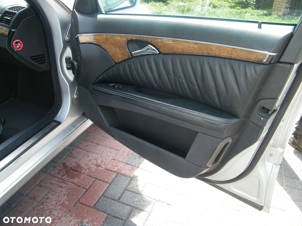 Mercedes – Benz E klasa W211 (02-06r.) 2.7 CDI 176KM. Silnik 647961 (D647961(63S), OM647) Skrzynia 722640 lakier 744 (Srebrny brylantowy- metaliczny). Cały na części. GWARANCJA !!!  Przód Tył Zestaw Komplet Drzwi Klapa Zderzak Błotnik Maska Grill Atrapa Szyba Pas Lampa Lusterko Boczki Fotel Kanapa Kokpit Deska Rozdzielcza Przełącznik Włącznik Sterownik Przewody Wiązka Instalacja Moduł Komputer Czujnik Listwa Pompa Alternator Wtryski Głowica Rozrusznik Kompresor Sprzęgło Dwumas Silnik Skrzynia ABS Klimatyzacji Paliwa Wspomagania Kolektor Turbina Przepustnica Zawór Chłodnica Koło Hak Belka Sanki Zawieszenie Mcpherson Półoś Amortyzator Wydech Tłumik Zacisk Most - 12