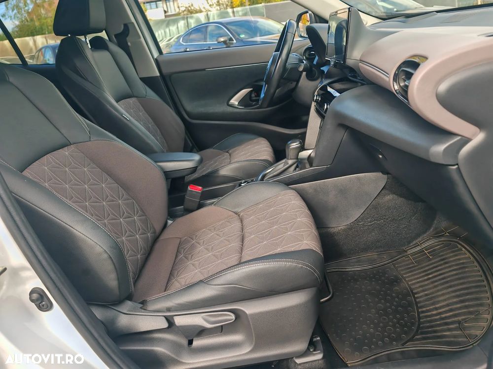 Toyota Yaris Cross 1.5 VVT-i HSD 4x4 Exclusive Adventure - 17