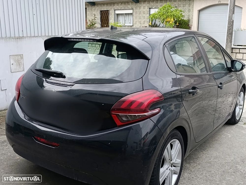 Peugeot 208 - 8