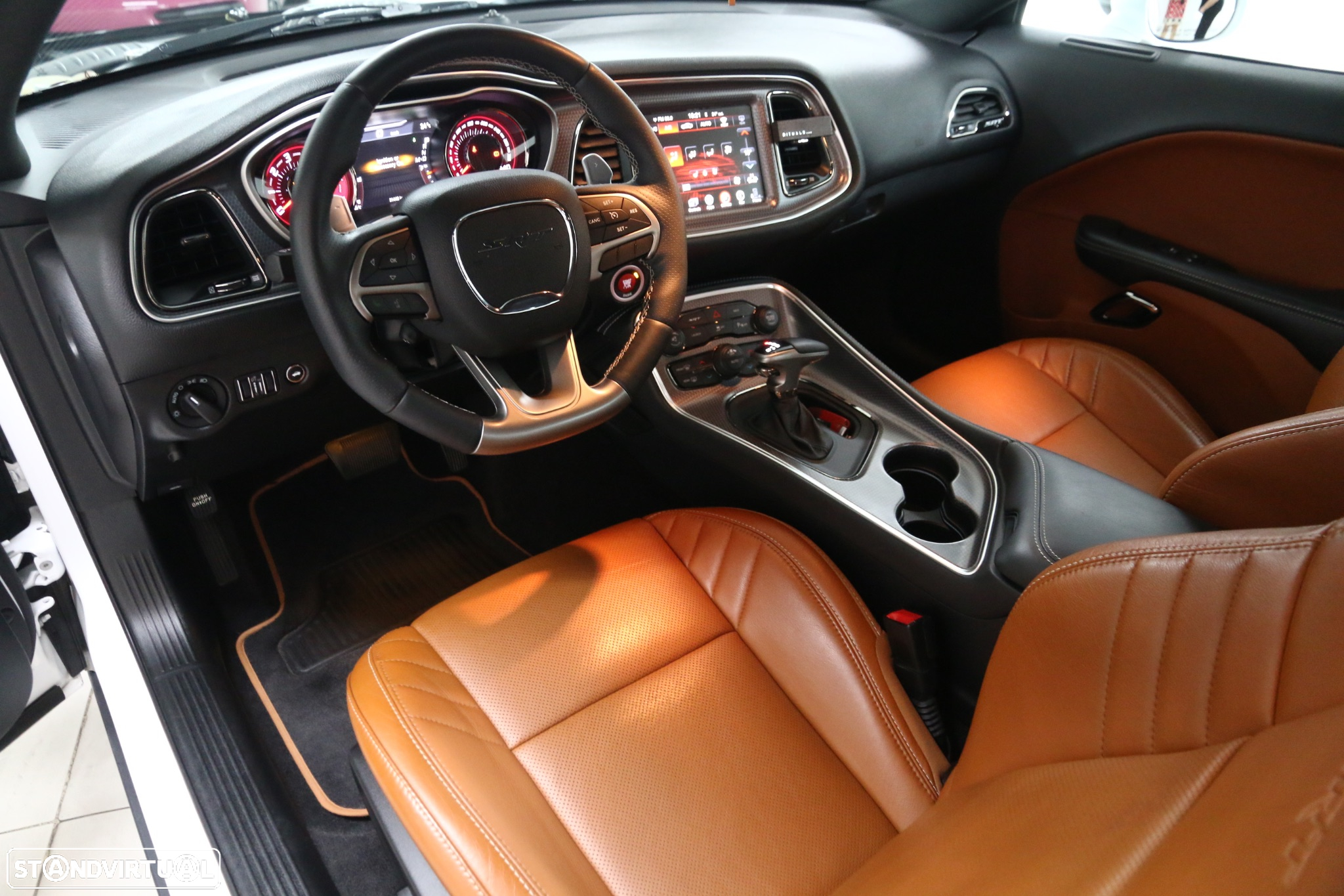 Dodge Challenger Auto SRT Hellcat - 8