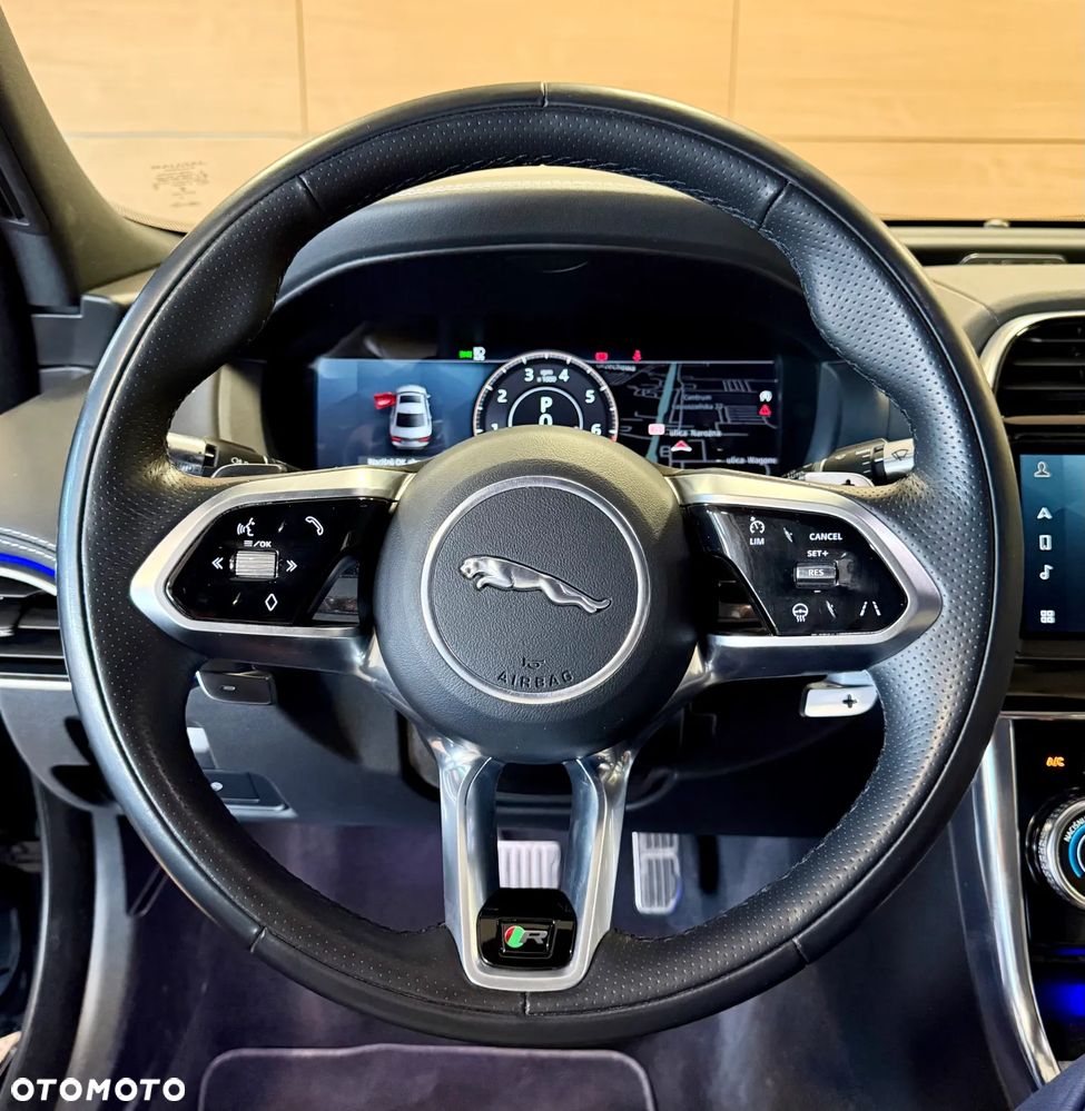 Jaguar XE - 12