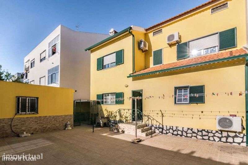 Moradia T5 no centro do Pinhal Novo com garagem, quintal e anexo - Grande imagem: 2/12