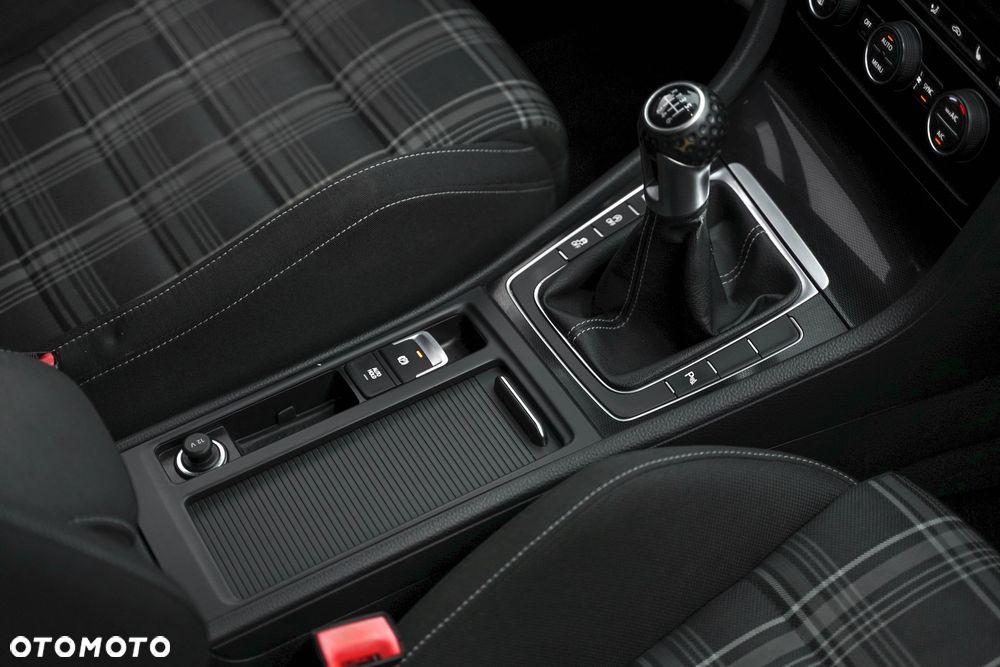 Volkswagen Golf - 23