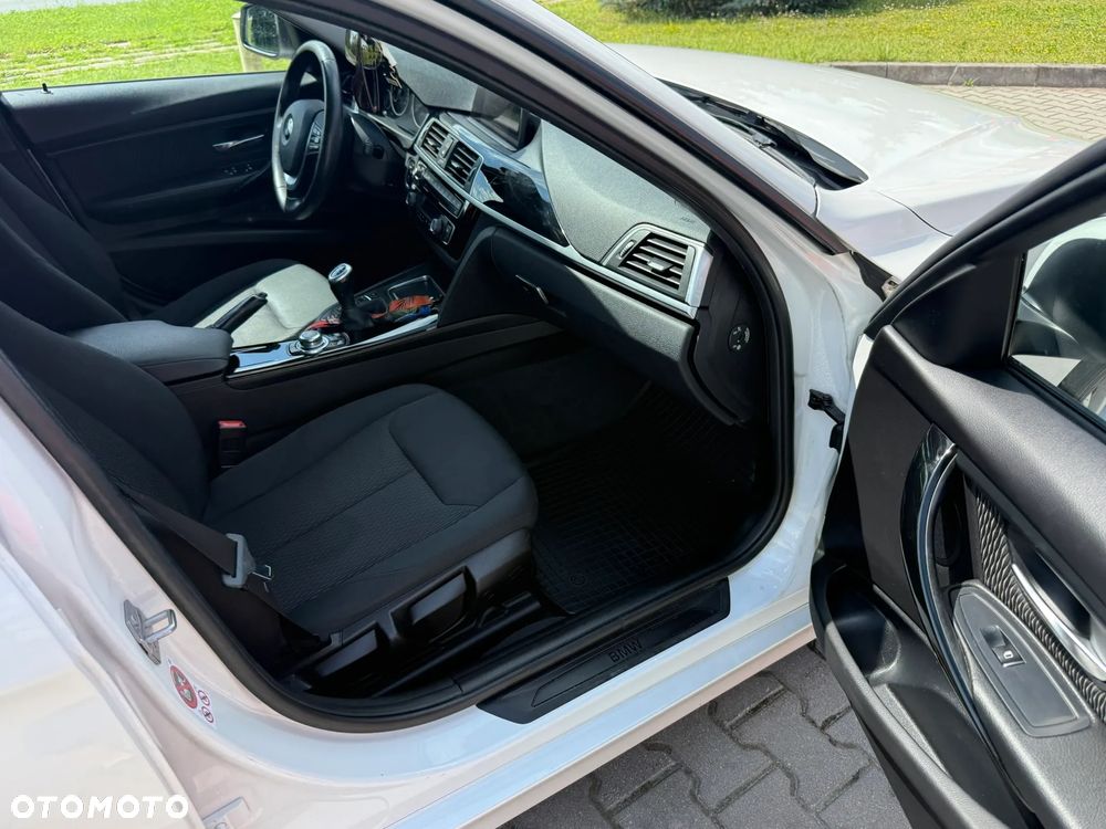 BMW Seria 3 318d M Sport Shadow - 35