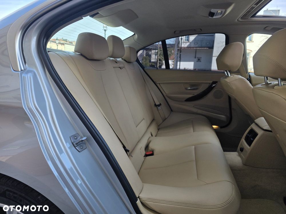 BMW Seria 3 328i xDrive - 14