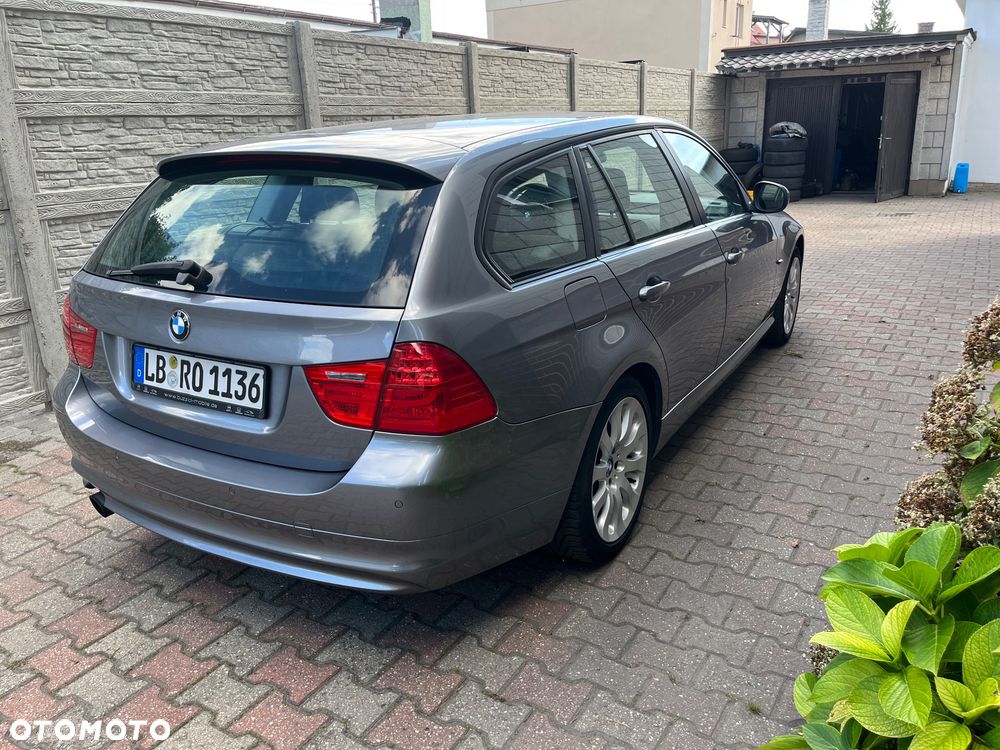 BMW 320I 2009 photo 3