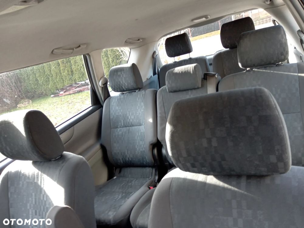 Toyota Avensis Verso - 8