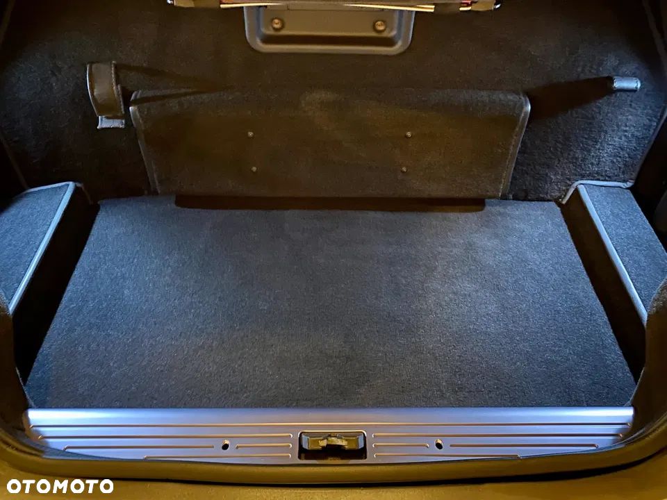 Aston Martin DB9 Standard - 21