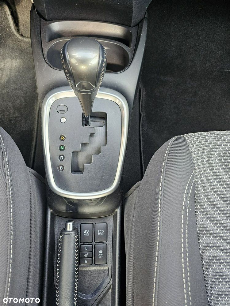 Toyota Yaris Hybrid 100 Business Edition - 28