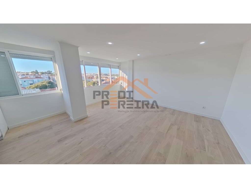 Apartamento T4, totalmente remodelado, situado na Damaia. - Grande imagem: 4/26