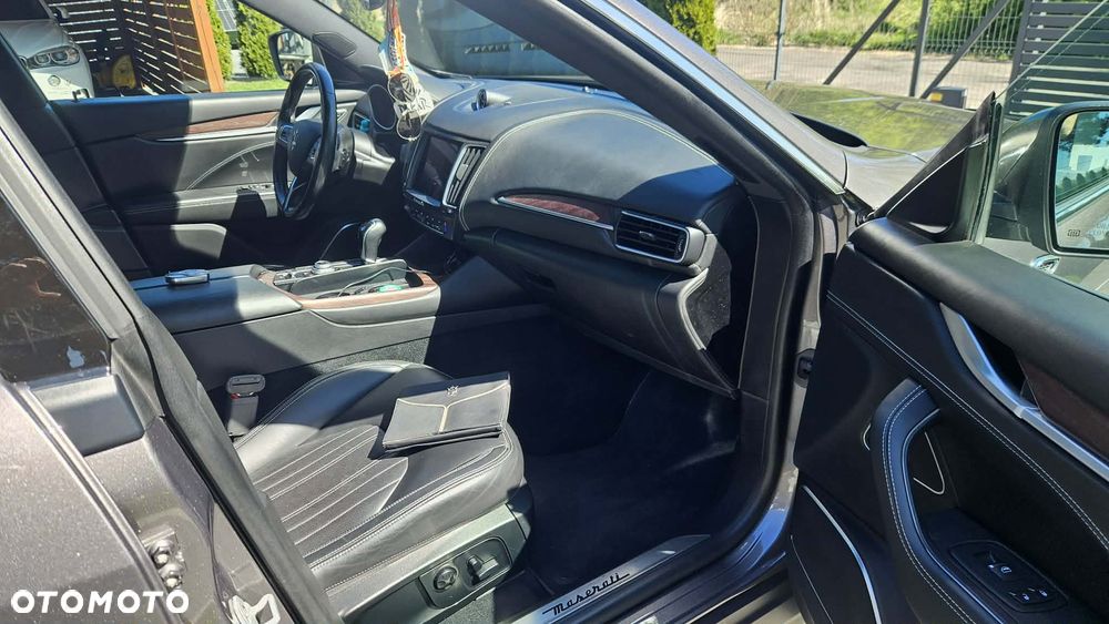 Maserati Levante Q4 Executive - 13