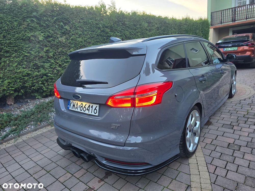 Ford Focus Turnier 2.0 EcoBoost ST mit Leder-Sport-Paket - 24