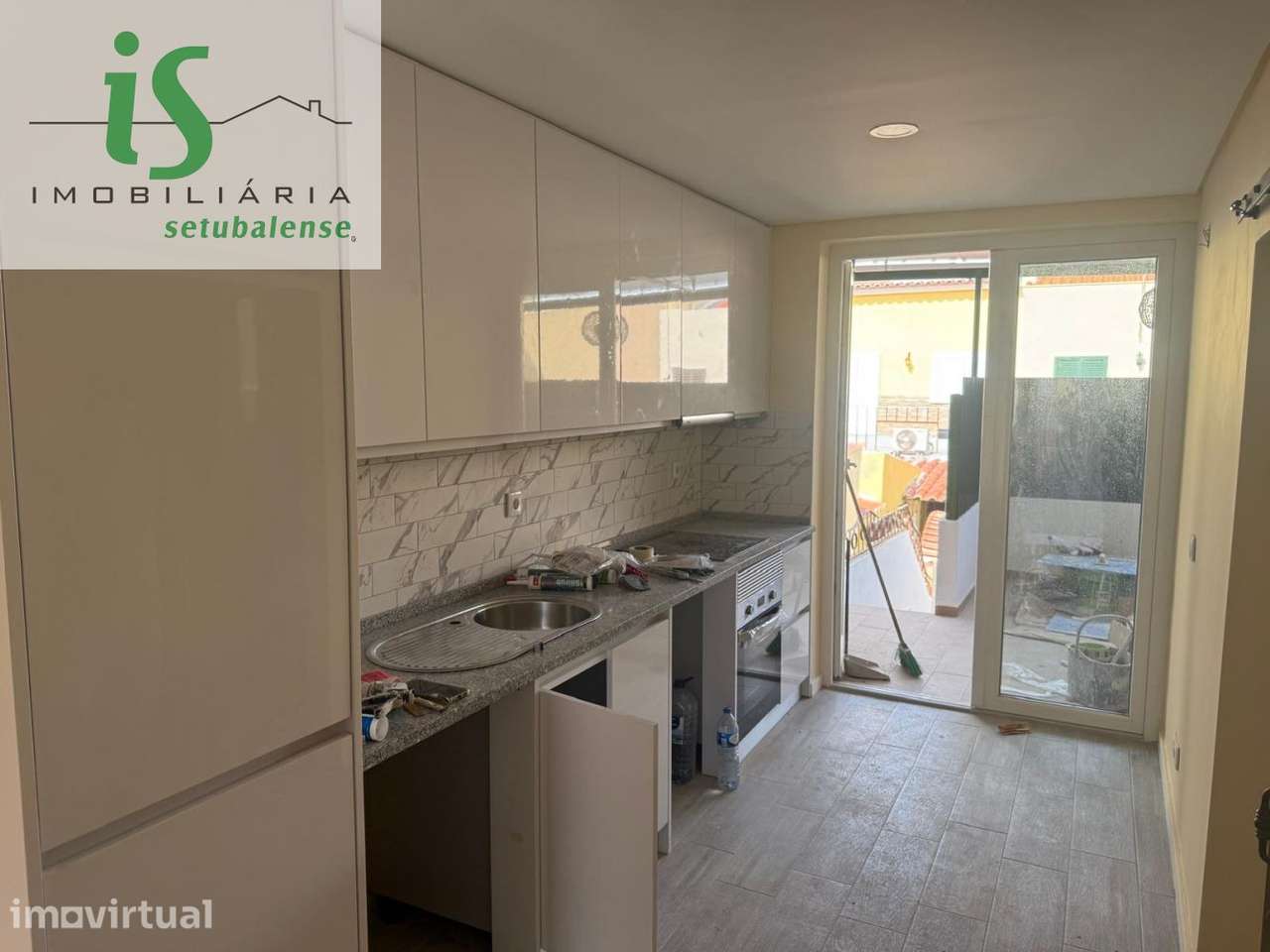 MORADIA T4 TRANSFORMADA EM T3 | TOTALMENTE REMODELADA | CASAL DE FIGUE - Grande imagem: 2/31