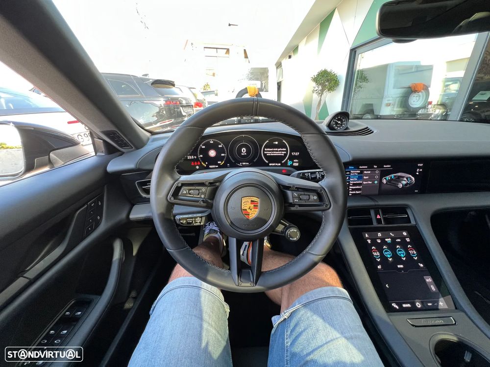 Porsche Taycan Cross Turismo 4 - 10