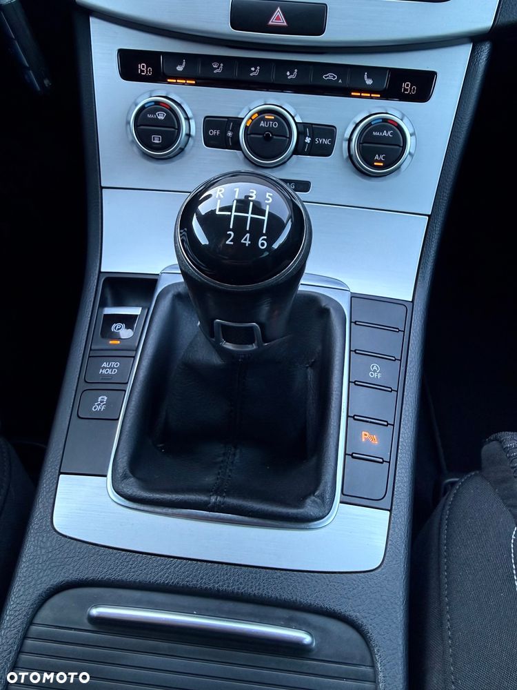 Volkswagen Passat 2.0 TDI BlueMotion Technology R-Line - 21