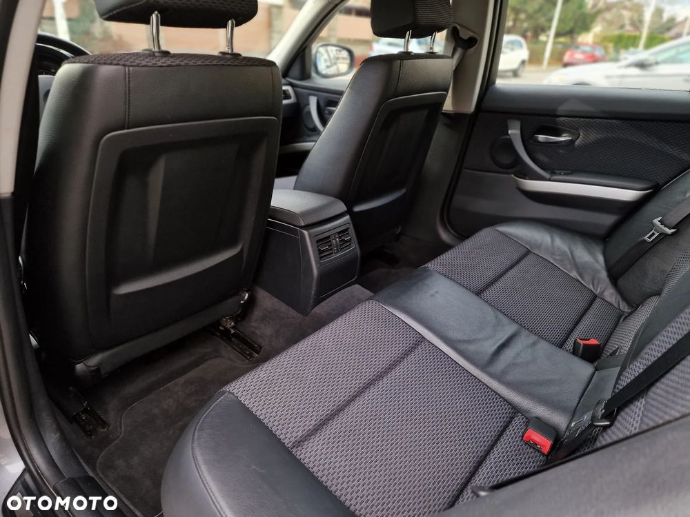 BMW Seria 3 320d xDrive - 23
