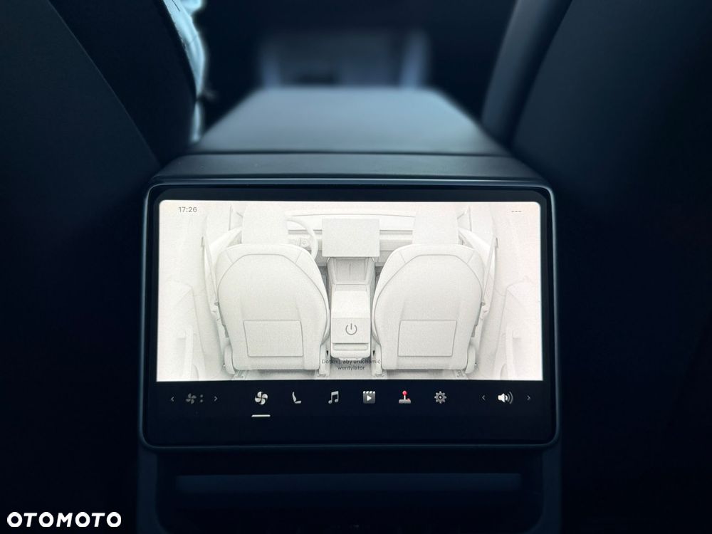 Tesla Model Y Long Range AWD - 24