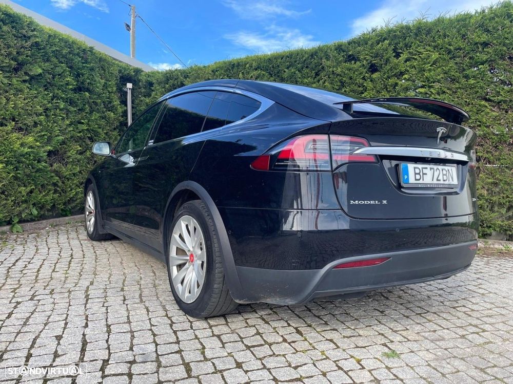 Tesla Model X - 16