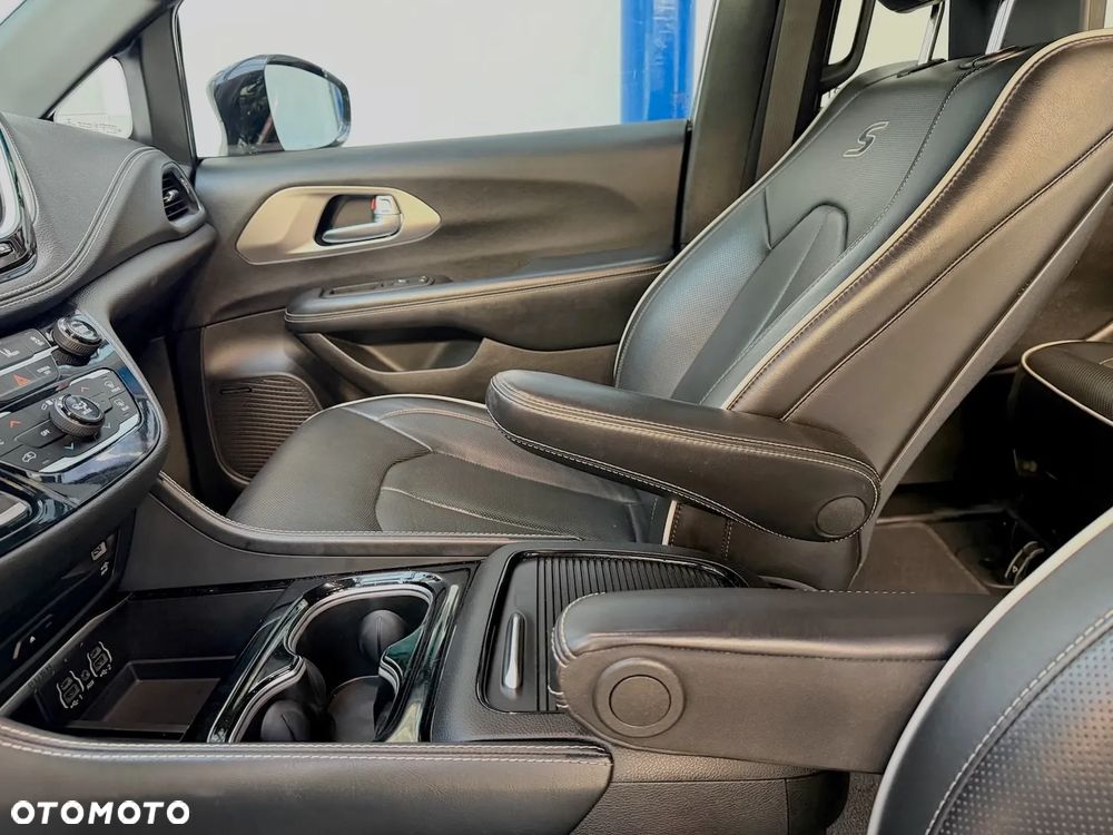Chrysler Pacifica - 32