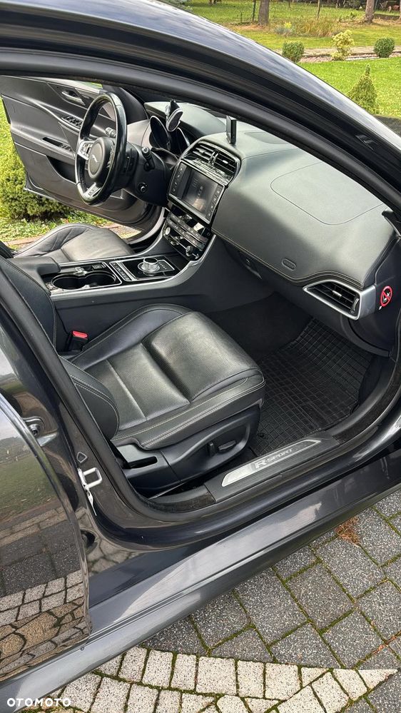 Jaguar XE 2.0 D R-Sport - 9