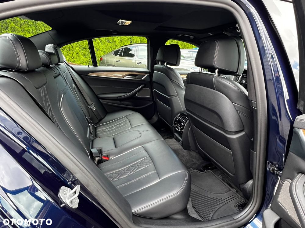 BMW Seria 5 M550i xDrive - 22