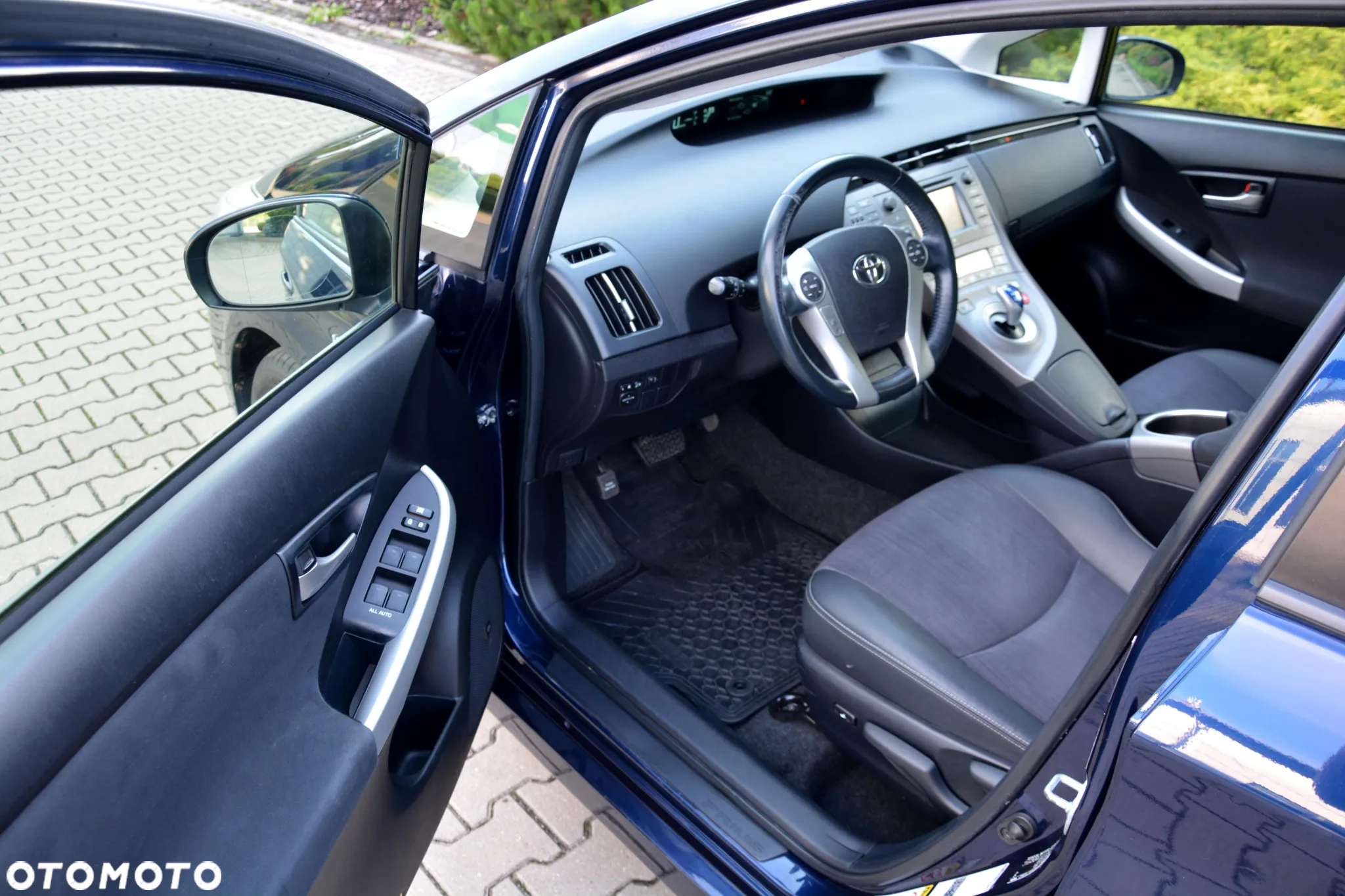 Toyota Prius (Hybrid) Executive - 11