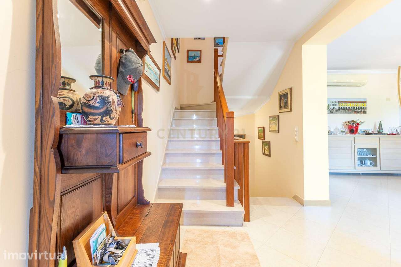 Moradia em Banda T4 | 3 Pisos | Aldeia de Paio Pires 490.000 € | 249 m - Grande imagem: 3/43