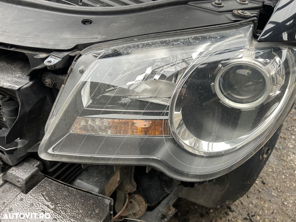 Far Volkswagen Touran 2010 facelift - 1