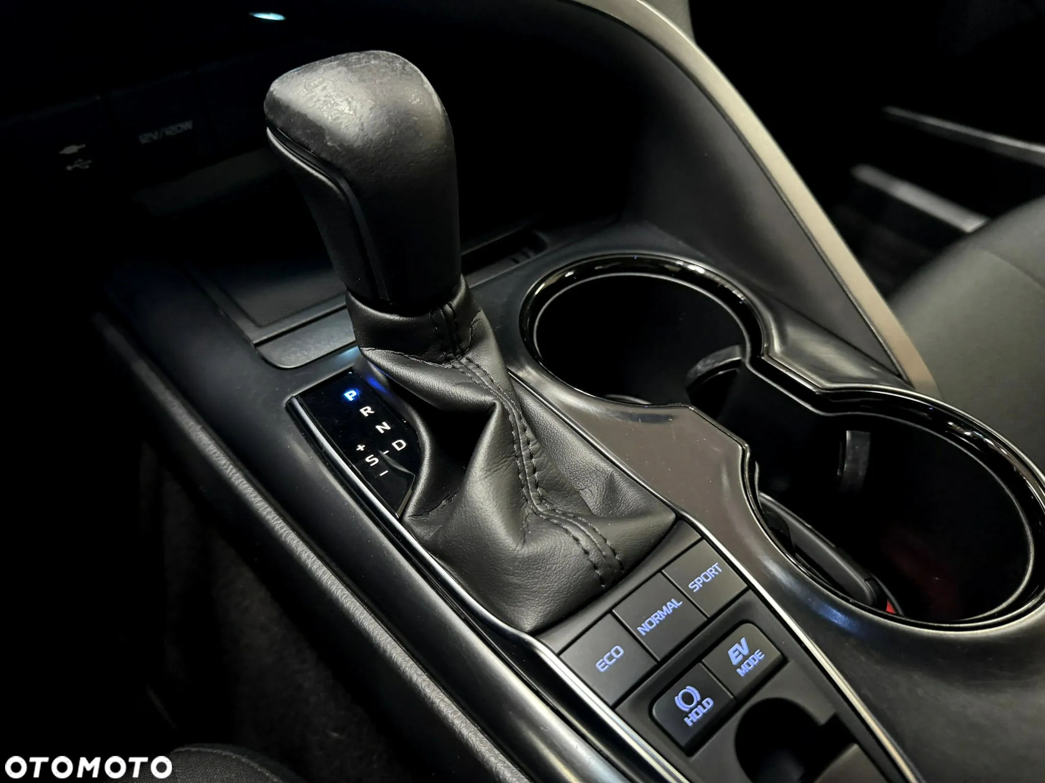 Toyota Camry 2.5 Hybrid Comfort CVT - 25
