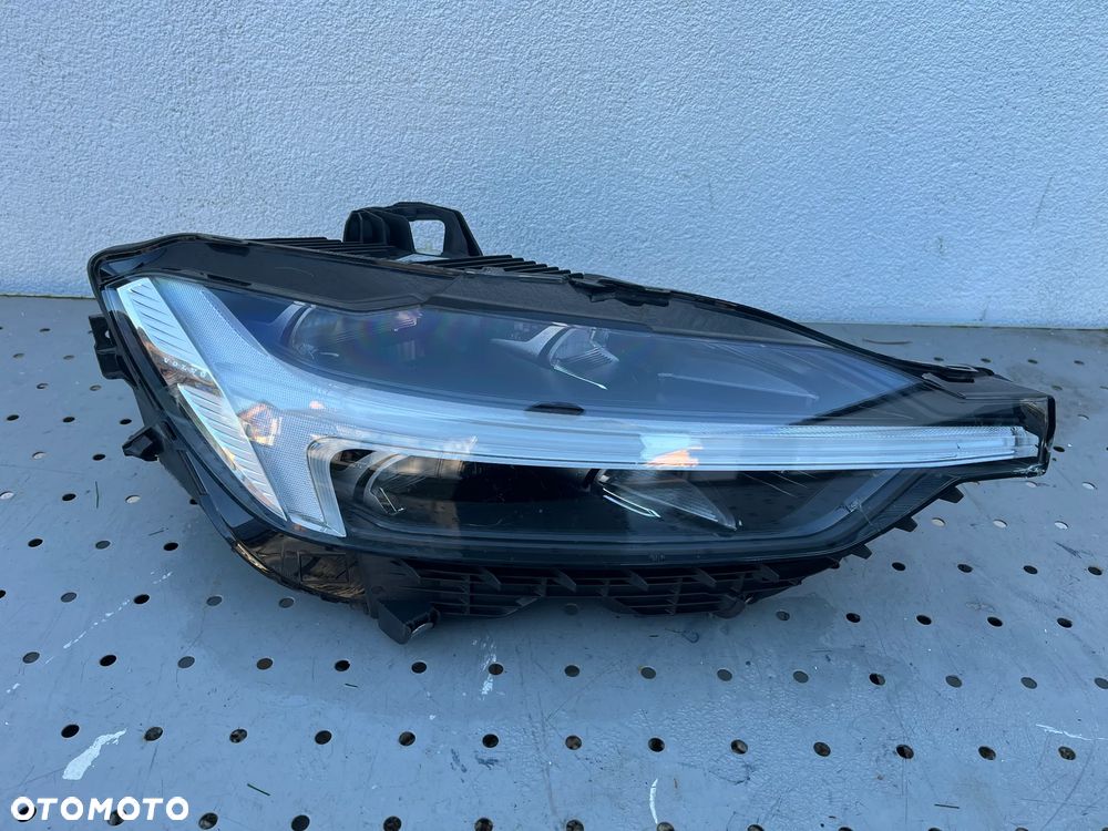 Volvo XC60 lampa przednia prawa