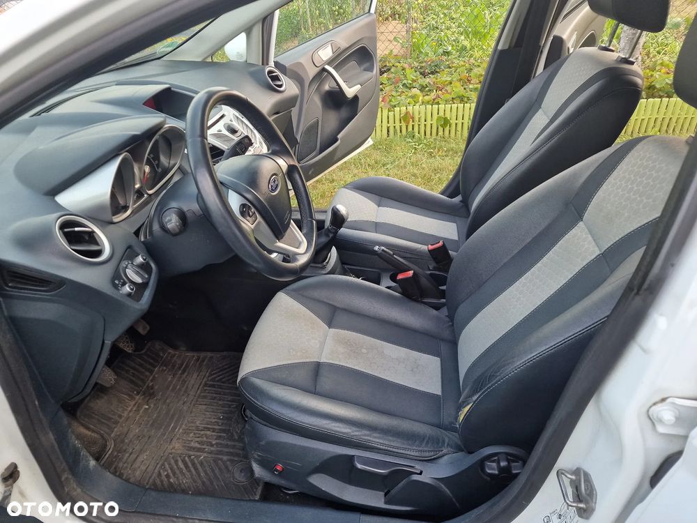 Ford Fiesta - 24